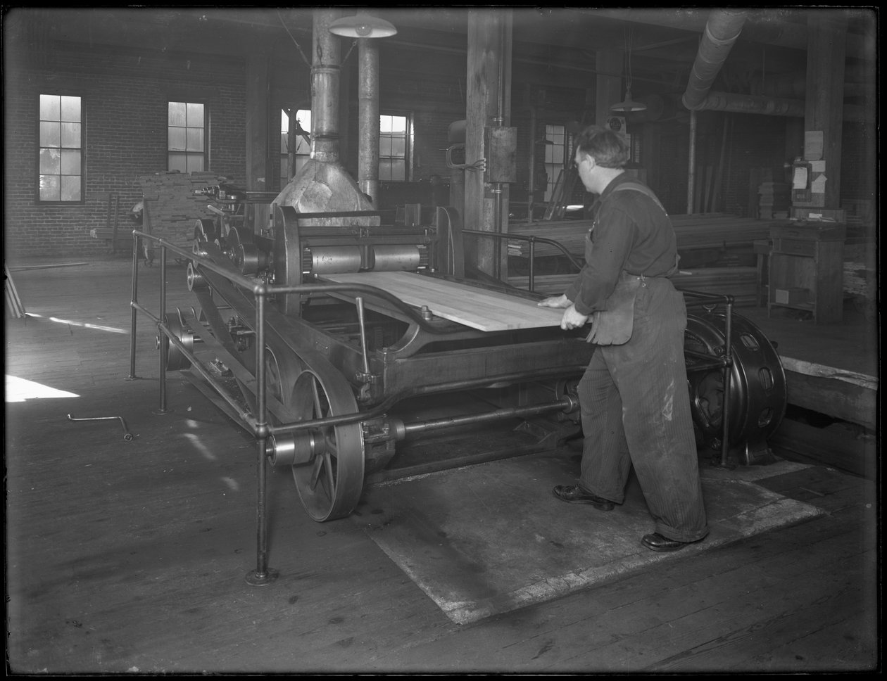 Löpande timmer avsett att användas i skrintillverkning genom en dubbelhyvel, Oneida, New York, 3 april 1916 av William Davis Hassler
