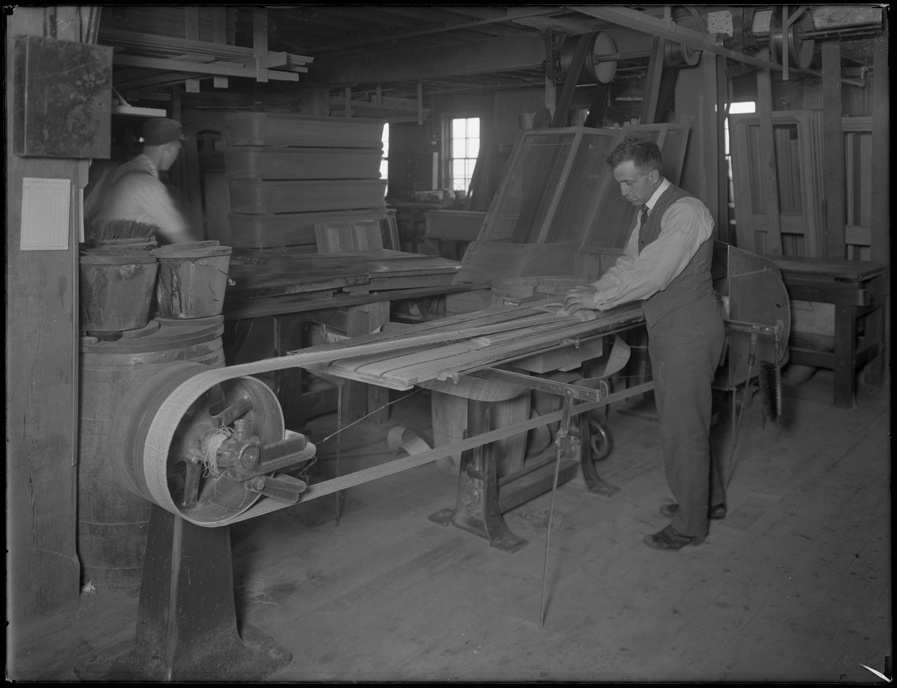 Slipning av lister avsedda för träkistor, Oneida, New York, 3 april 1916 av William Davis Hassler