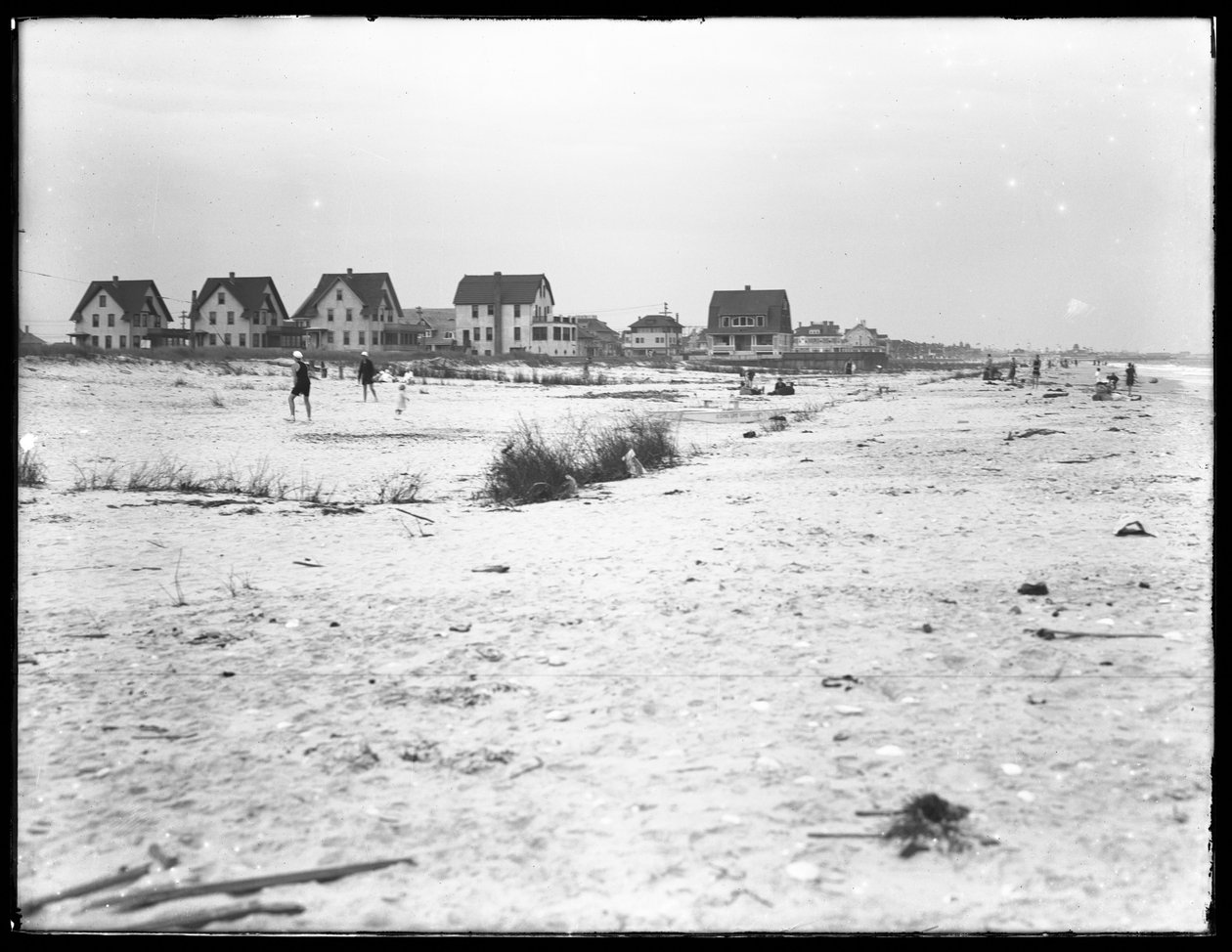 Andra halvan av en panoramautsikt över tomter vid havet och stranden, Belle Harbor, Queens, 11 juli 1915 av William Davis Hassler