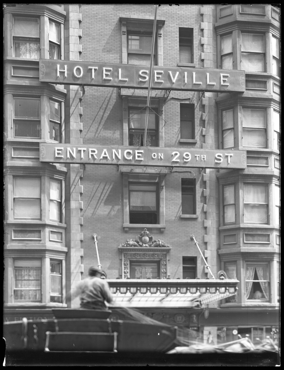 Skylt mot Hotel Seville på 29th Street, New York City, 29 juli 1916 av William Davis Hassler