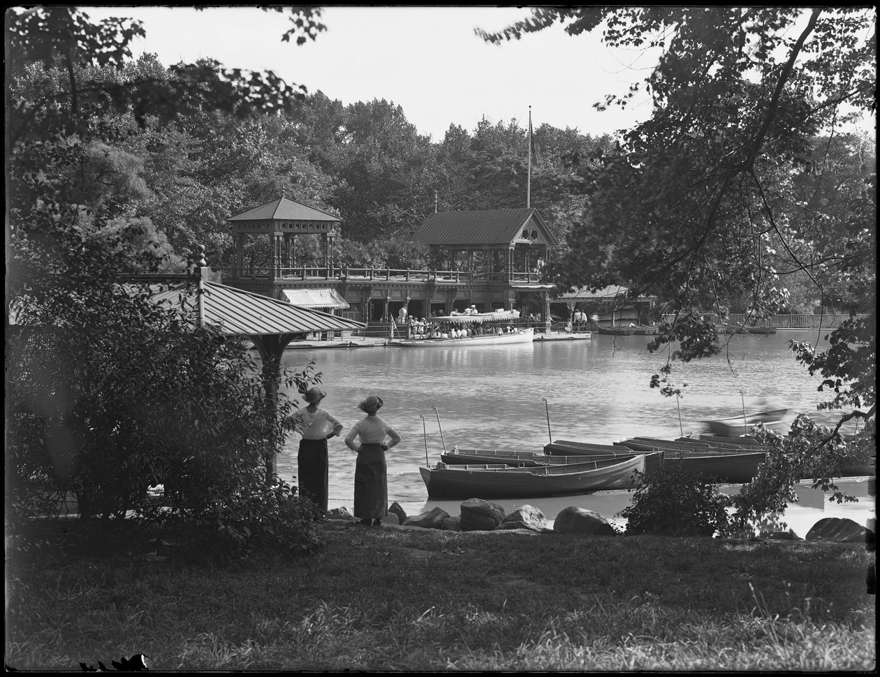 The Boat House, Central Park, New York City, 19 juli 1914 av William Davis Hassler