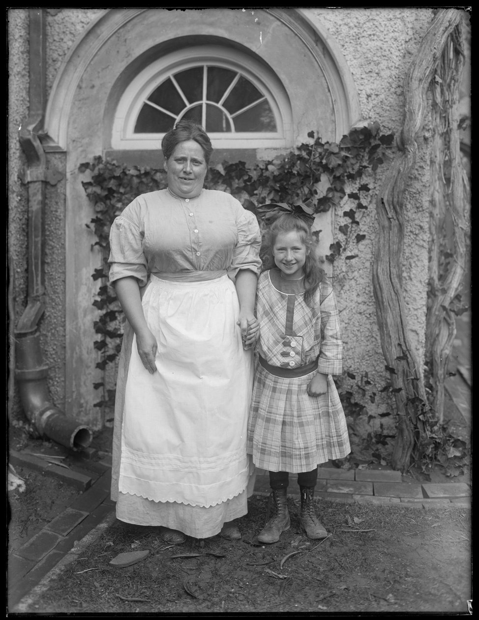 Vaktmästaren på Washington Irving House i Irvington-on-Hudson, omkring 1913. av William Davis Hassler