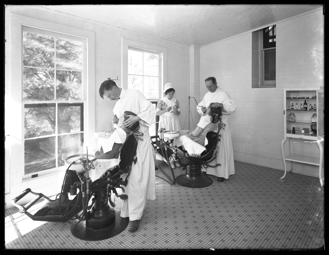 Två patienter undersöks, tandläkarens rum, Seton Hospital, Spuyten Duyvil, Bronx, 30 oktober 1914 av William Davis Hassler