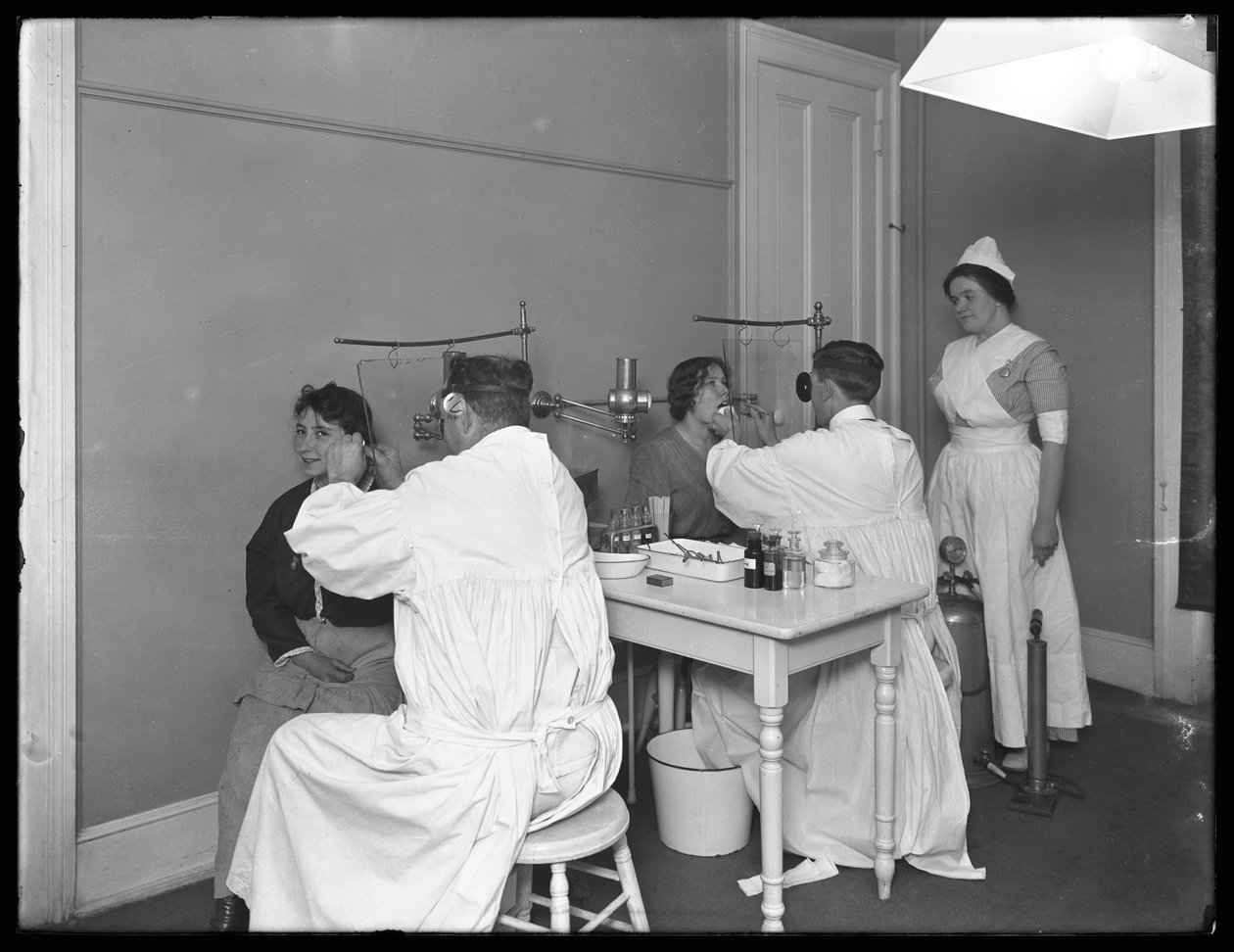 Två patienter undersöks, undersökningsrum #1, Seton Hospital, Spuyten Duyvil, Bronx, 30 oktober 1914 av William Davis Hassler