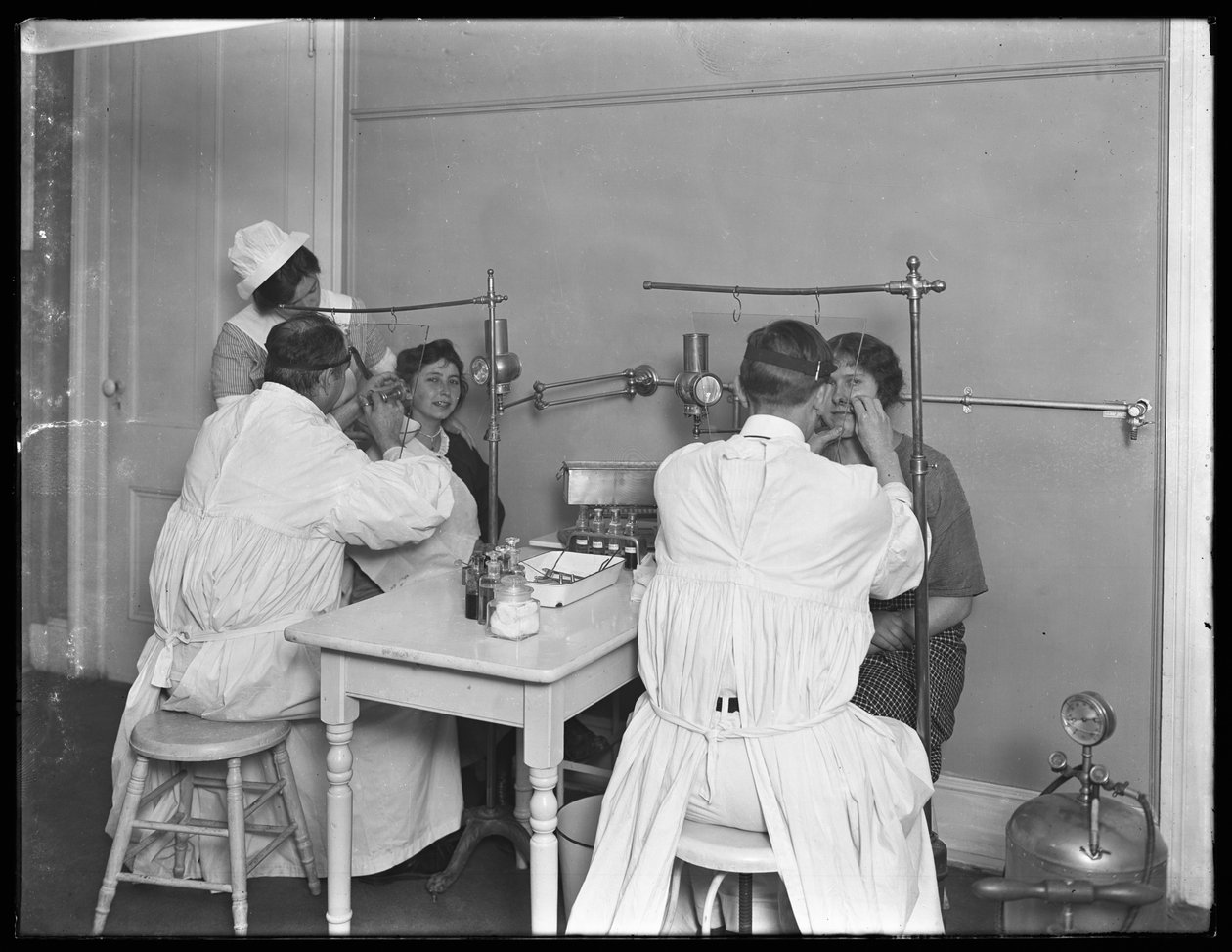 Två patienter undersöks, undersökningsrum #2, Seton Hospital, Spuyten Duyvil, Bronx, 30 oktober 1914 av William Davis Hassler