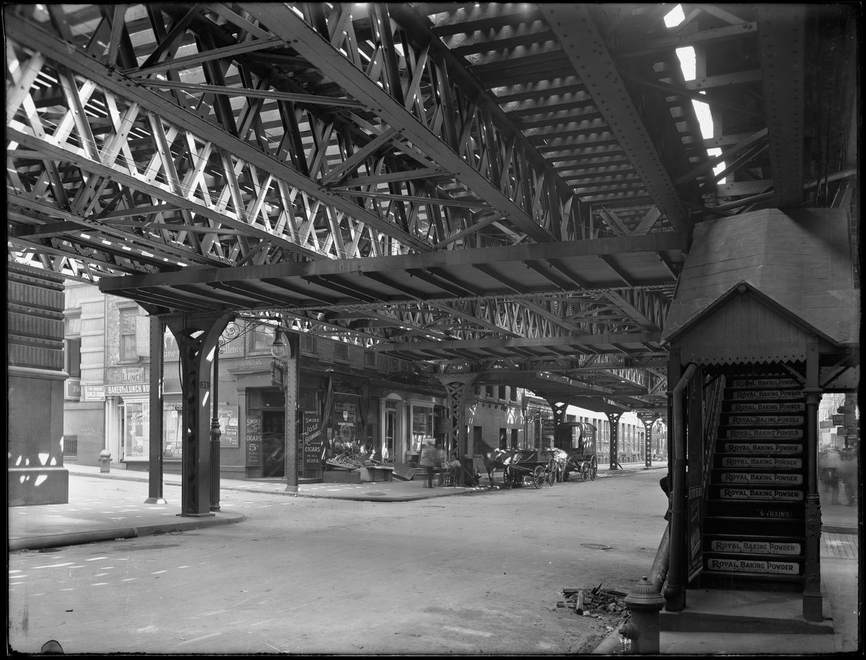 Under de förhöjda järnvägsspåren i hörnet av Greenwich Street och Rector Street, New York City, 1 augusti 1914 av William Davis Hassler