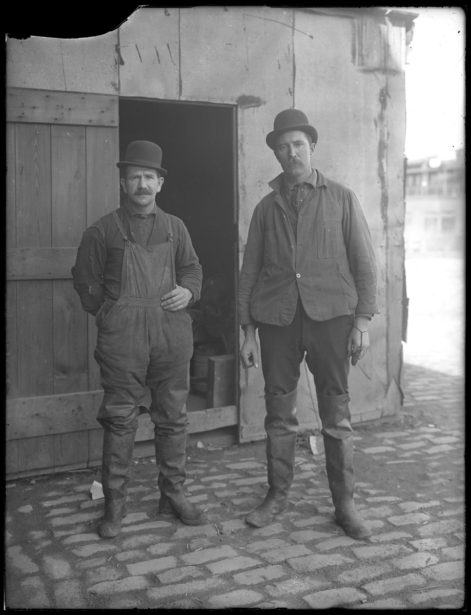 Oidentifierade avloppsarbetare poserar ovan jord, New York, ca 1911 av William Davis Hassler