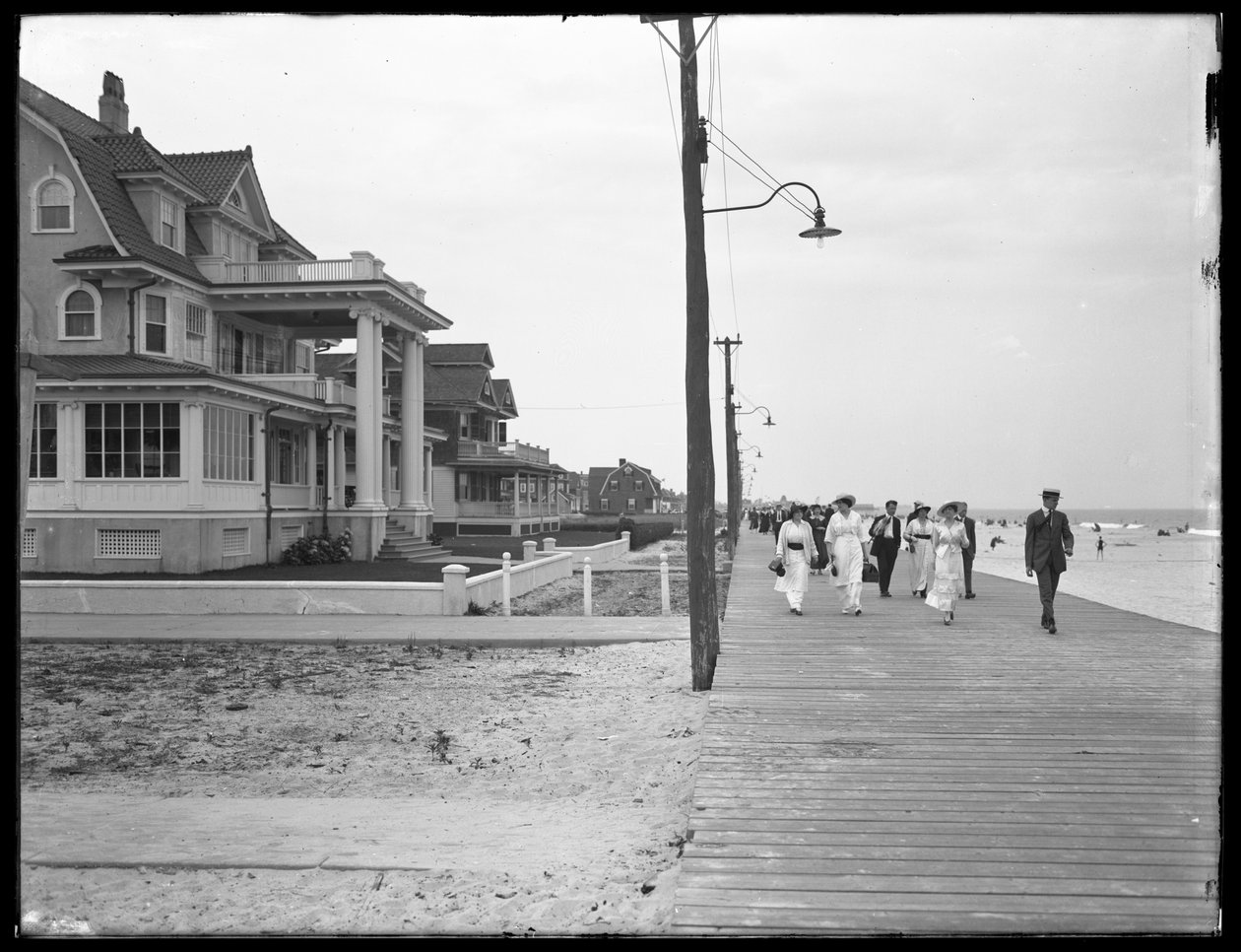 Utsikt längs strandpromenaden från Beach 125th Street, Belle Harbor, Queens, 11 juli 1915 av William Davis Hassler