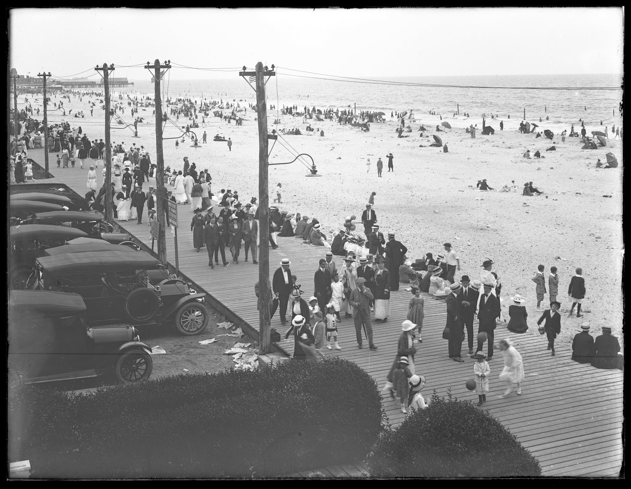 Utsikt över strandpromenaden och stranden från Curley