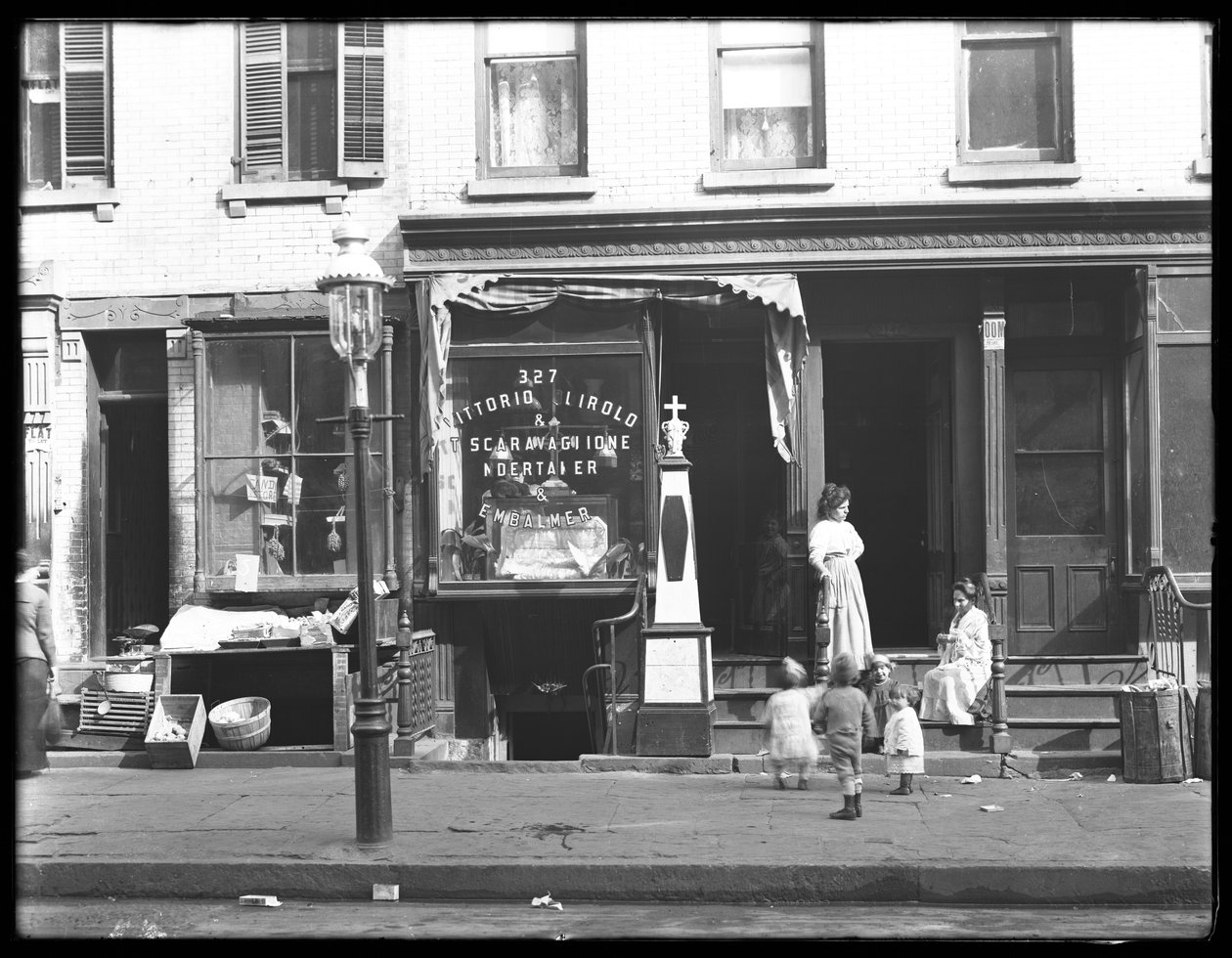 Vittorio Quirolo och T. Scaravaglione, begravningsentreprenör och balsamerare, 327 E. 111th Street (eller 109th Street), New York City, 26 oktober 1914 av William Davis Hassler