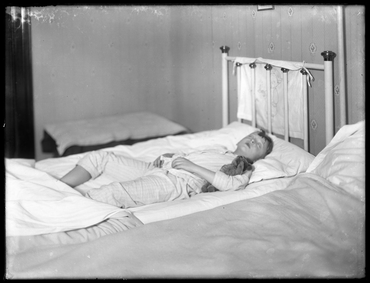 William Gray Hassler sover med sin nallebjörn, ca 1913 av William Davis Hassler