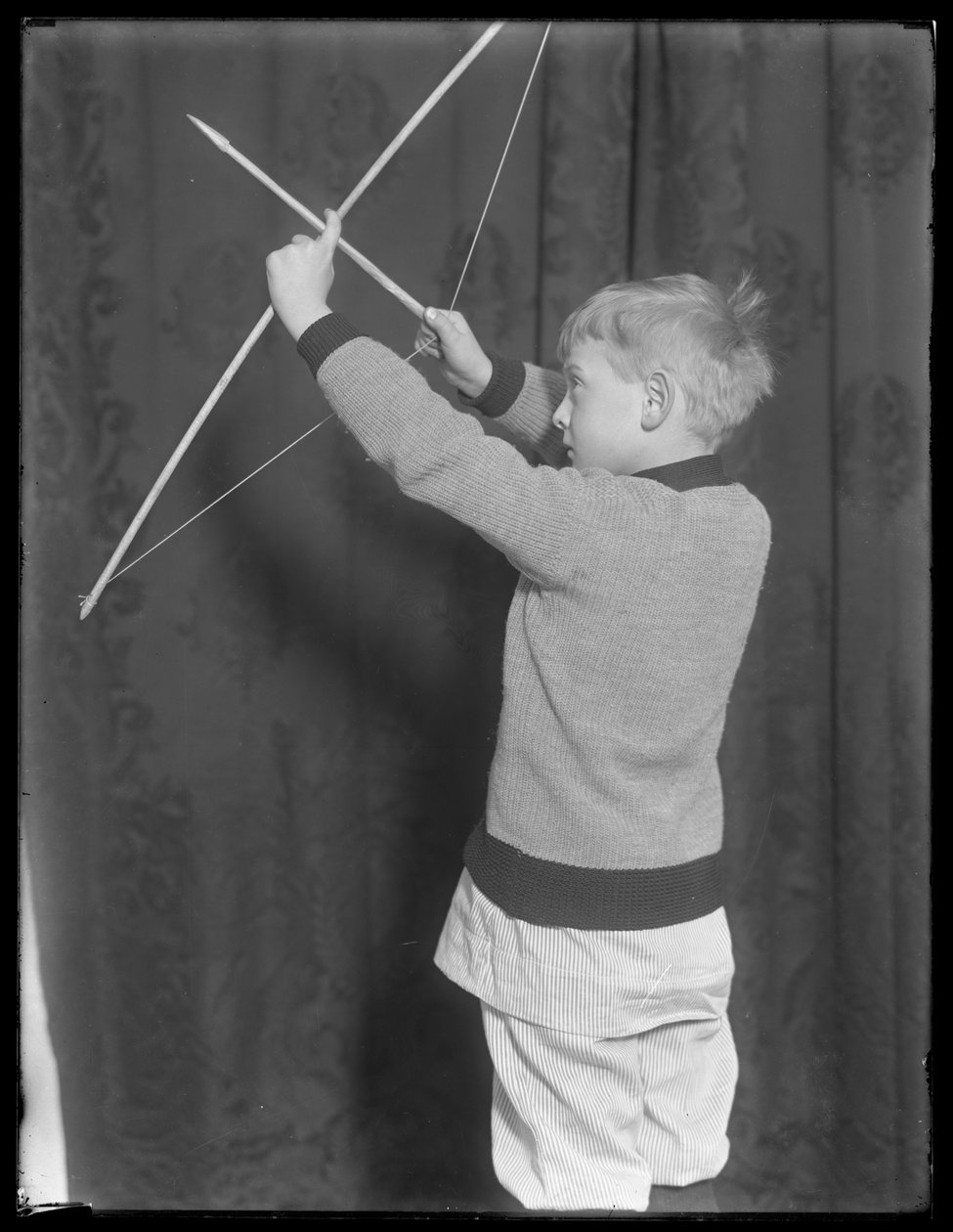 William Gray Hassler poserar med pil och båge, ca 1912 av William Davis Hassler