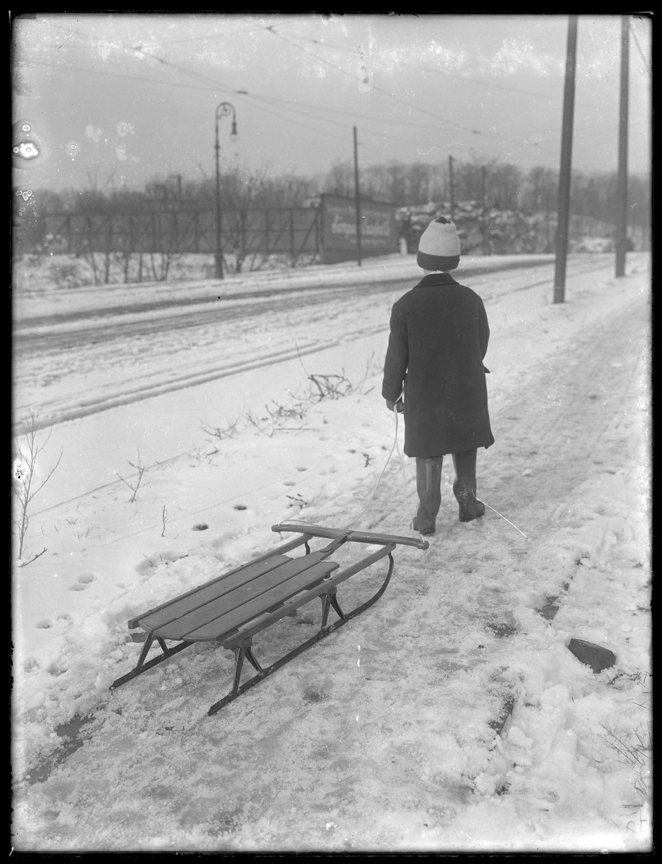 William Gray Hassler med sin nya släde, ca 1912 av William Davis Hassler