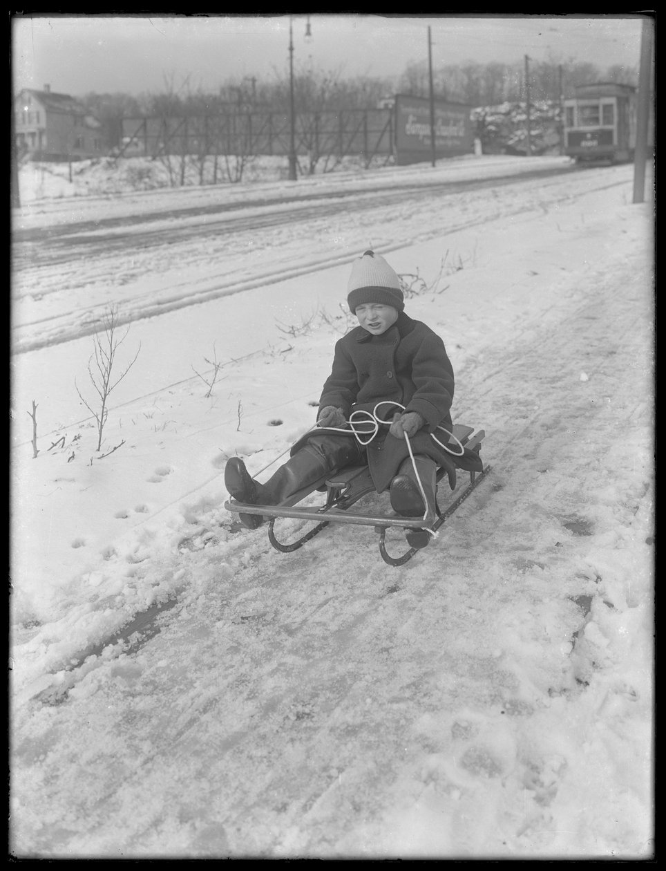 William Grey Hassler med sin nya släde, ca 1912 av William Davis Hassler