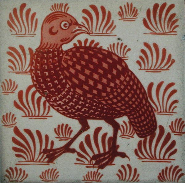Til med rapphönsdesign (keramik) av William de Morgan