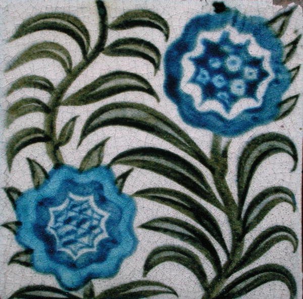 Kakel med stiliserade blommor (keramik) av William de Morgan