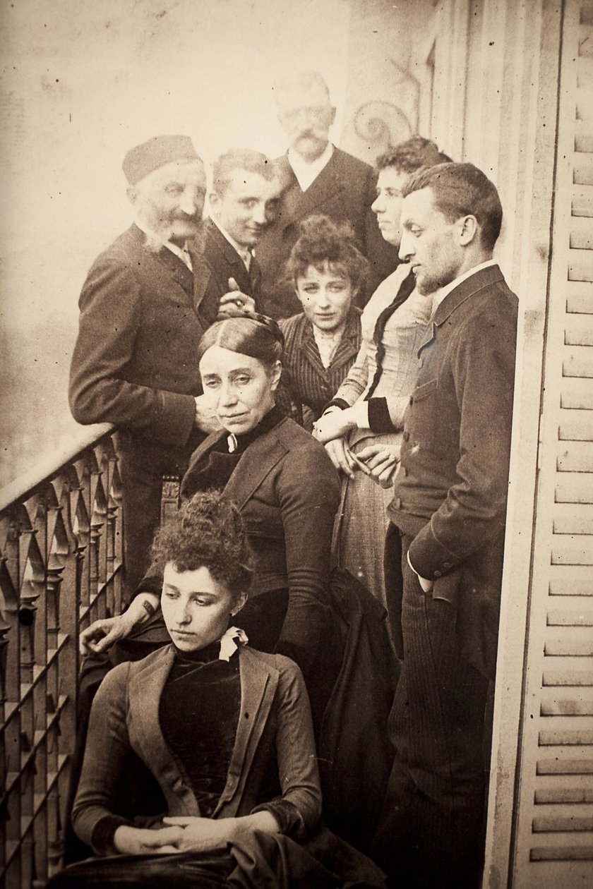 Familjen Claudel, Jessie Lipscomb, Ferdinand de Massary och hans far på balkongen i lägenheten på 31 boulevard de Port Royal. (I förgrunden: Louise (f. 1866), bakom henne, Madame Claudel (f. Louise Athanaise Brains 1840) och Camille (1864- av William Elborne
