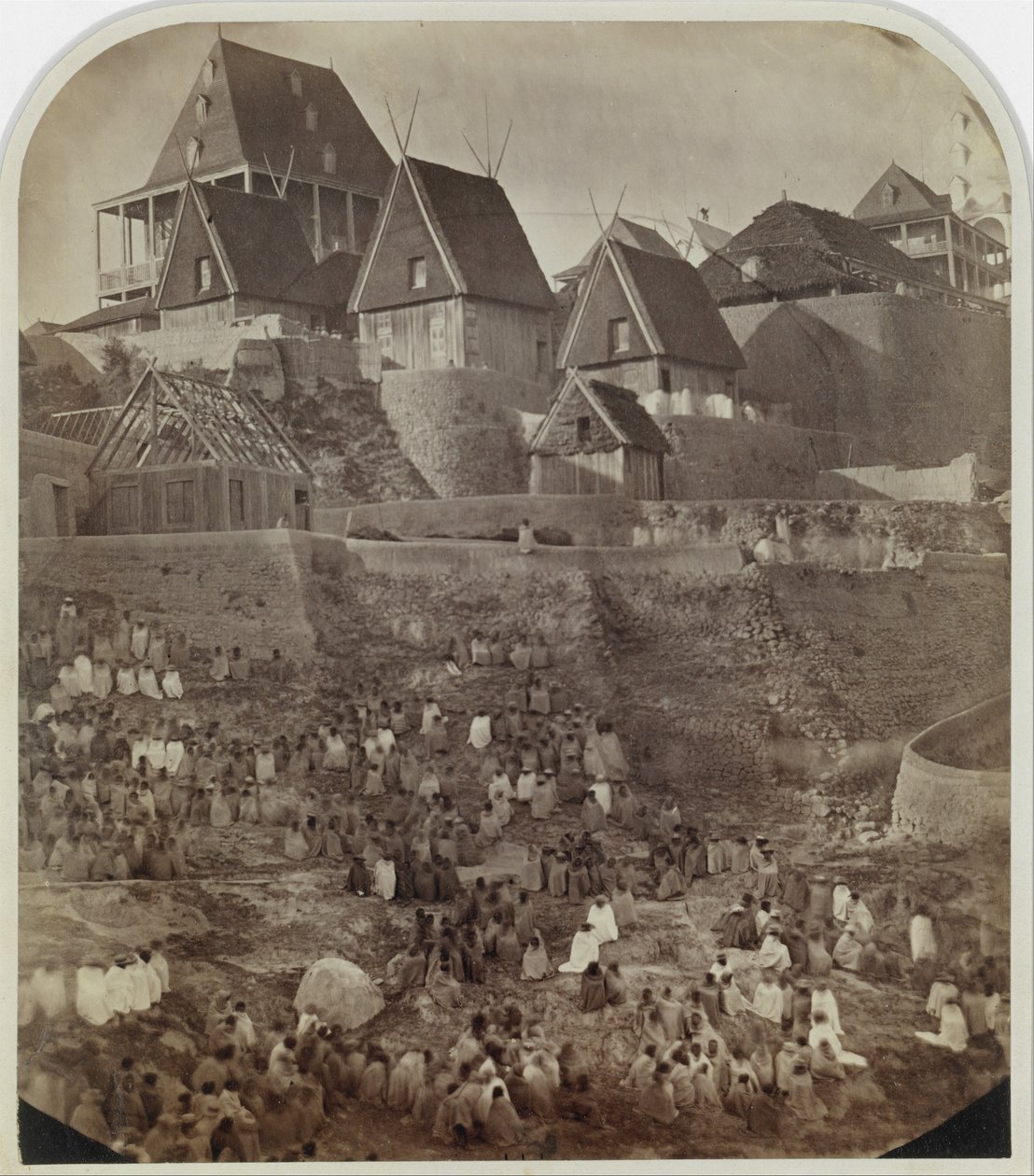 Utsikt över Antsahatsiroa, Madagaskar, 1862-65. av William Ellis