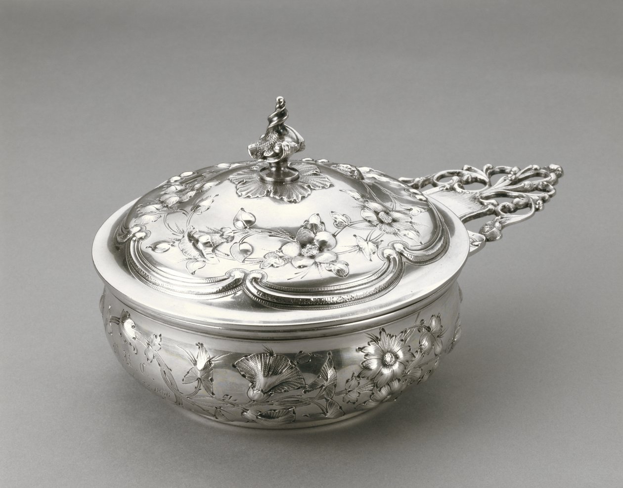 Porringer med lock, ca 1856 (silver) av William Forbes