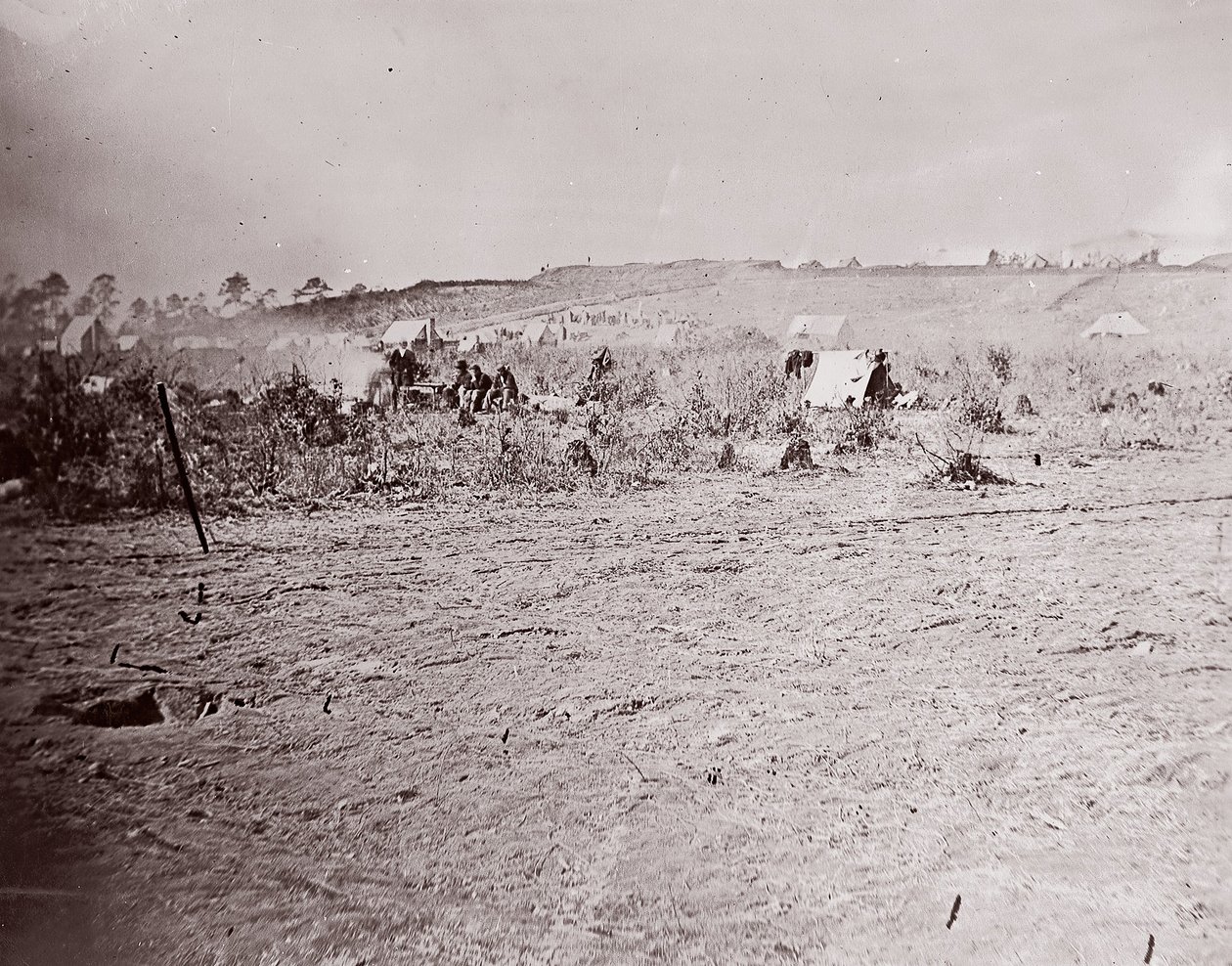 Avlägsen utsikt över Fort Brady, ca. 1865. av William Frank Browne