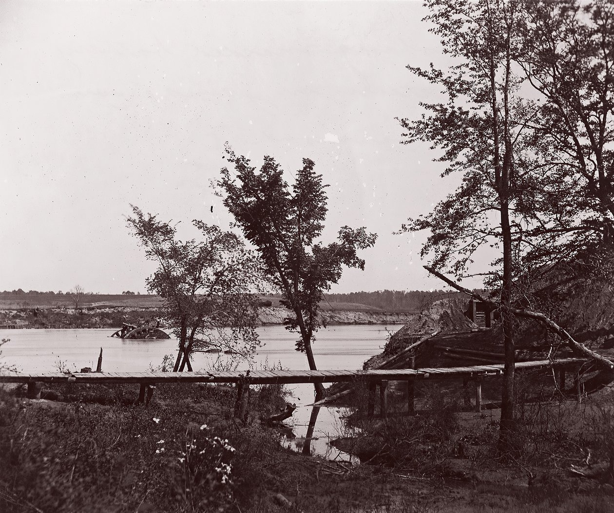 Fort Darling. Maskerat batteri och hinder i James River, ca. 1865. av William Frank Browne
