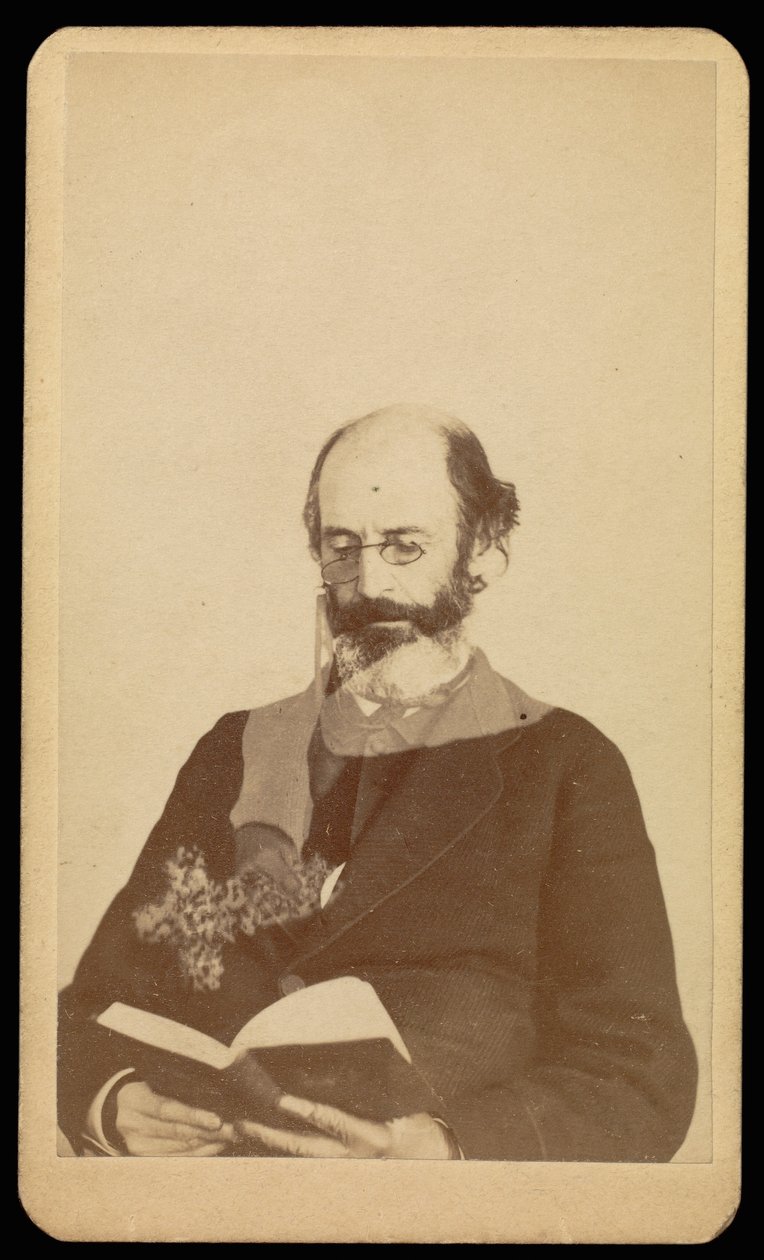 [Oidentifierad flintskallig, skäggig man läser sittande] av William H. Mumler