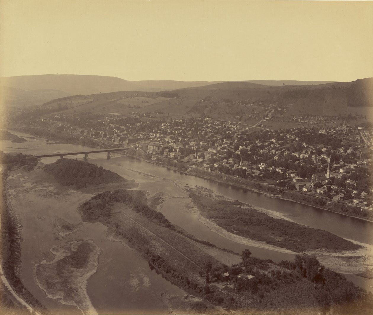 [Flygfoto av en stad] av William H. Rau