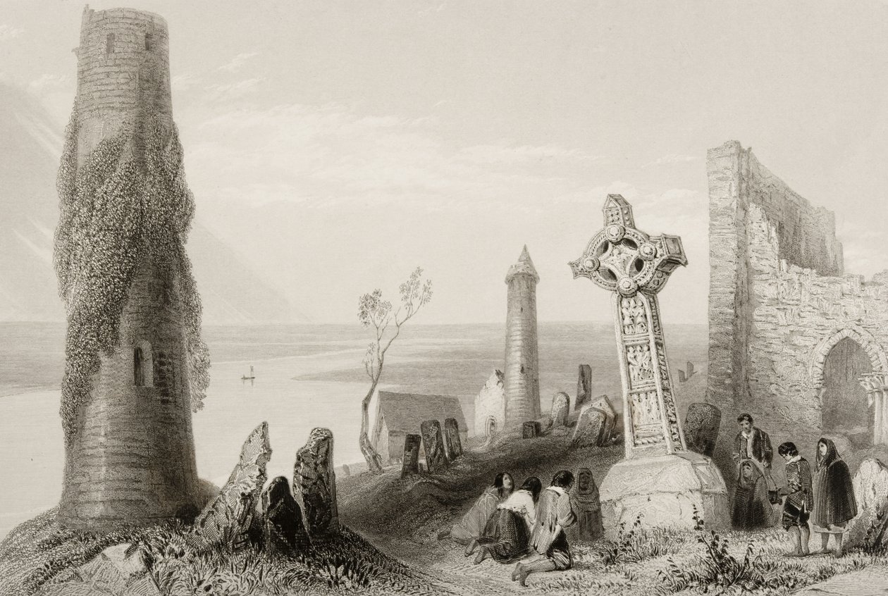 The Ancient Cross and Round Tower i Clonmacnois, County Offaly, Irland, från "Scenery and Antiquities of Ireland" (se 131074) av William Henry Bartlett