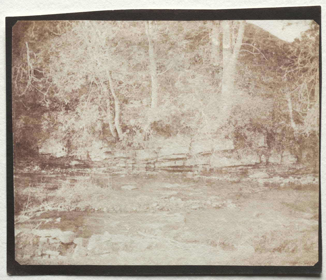 En bergsrivulet som rinner vid foten av slottet Doune av William Henry Fox Talbot