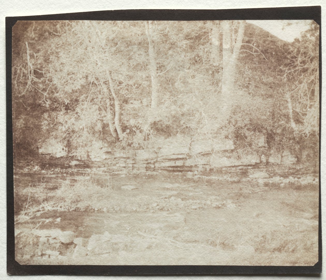 En bergsrivul som rinner vid foten av Doune Castle, 1844. av William Henry Fox Talbot