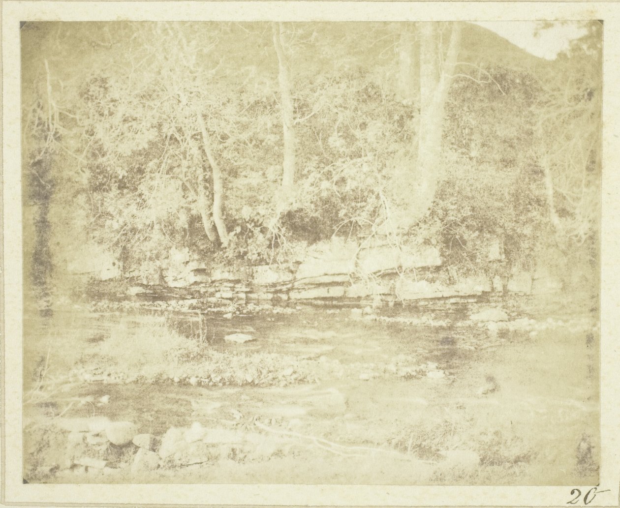 En bergsrivulet som rinner vid foten av Doune Castle av William Henry Fox Talbot