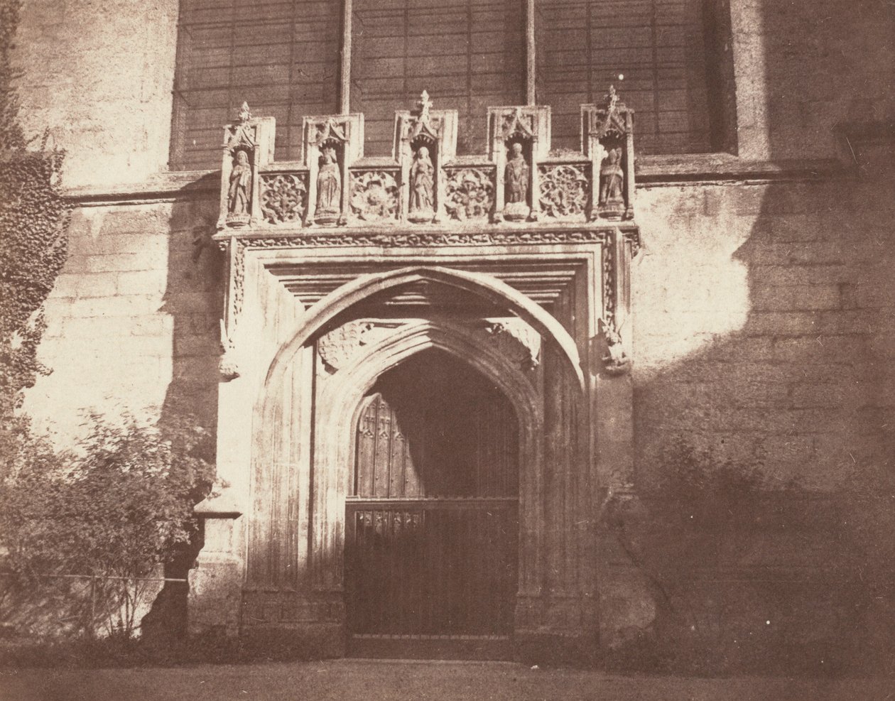 En gammal dörr, Magdalen College, Oxford,1843 (foto) av William Henry Fox Talbot