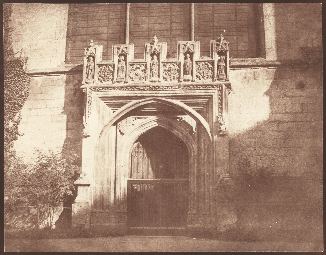 En gammal dörr i Magdalen College, Oxford,april 1843 (foto) av William Henry Fox Talbot
