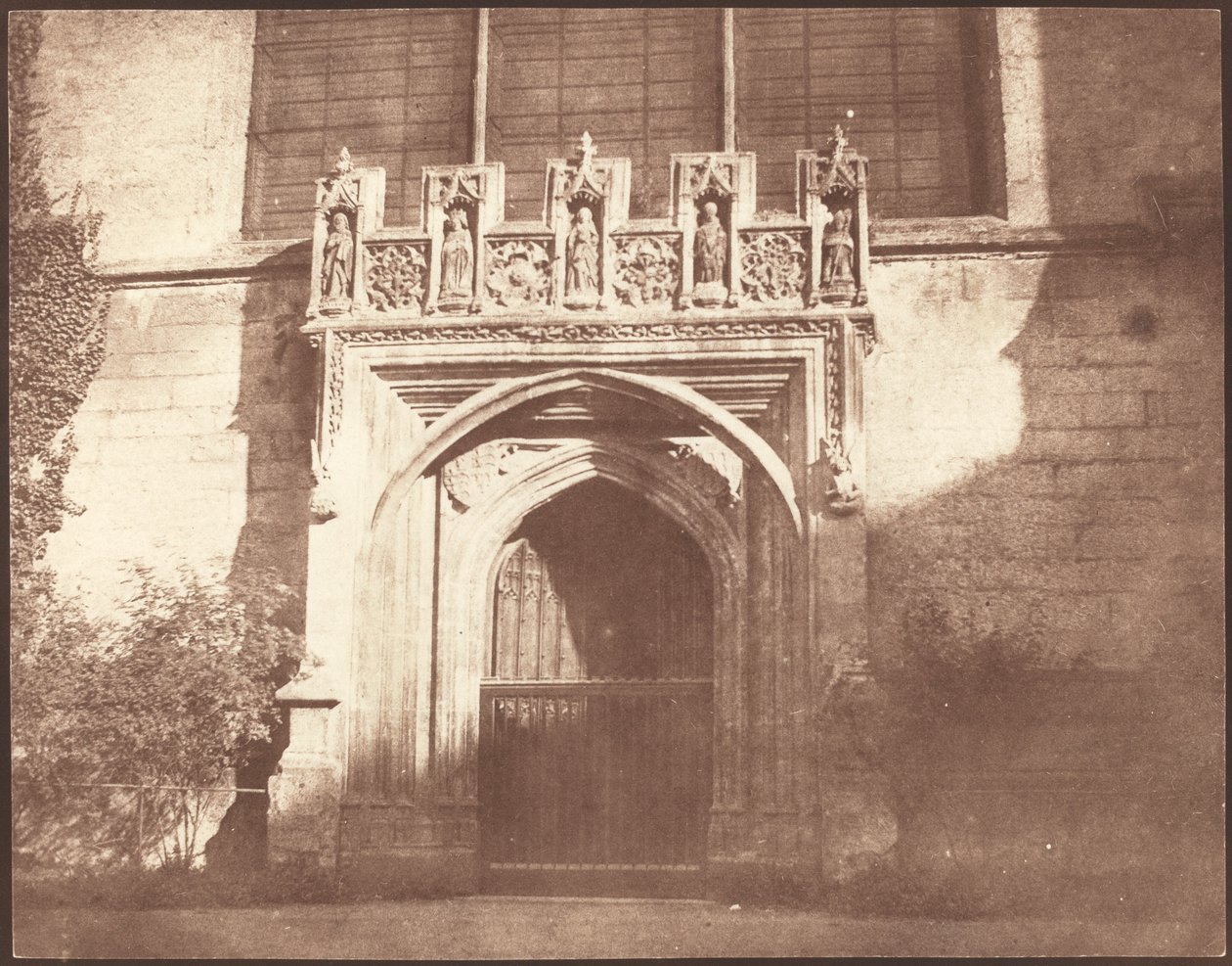 En gammal dörr i Magdalen College, Oxford av William Henry Fox Talbot