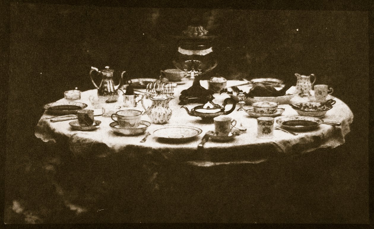 Ett elegant dukat bord, ca 1841 (saltpapperstryck från kalotypnegativ) av William Henry Fox Talbot