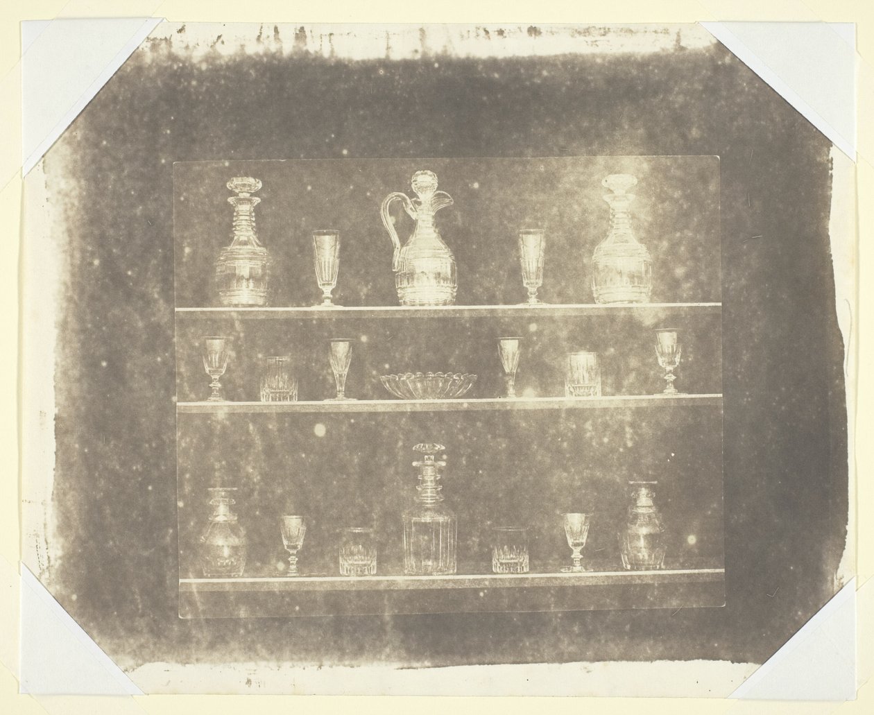 Glasföremål på tre hyllor av William Henry Fox Talbot