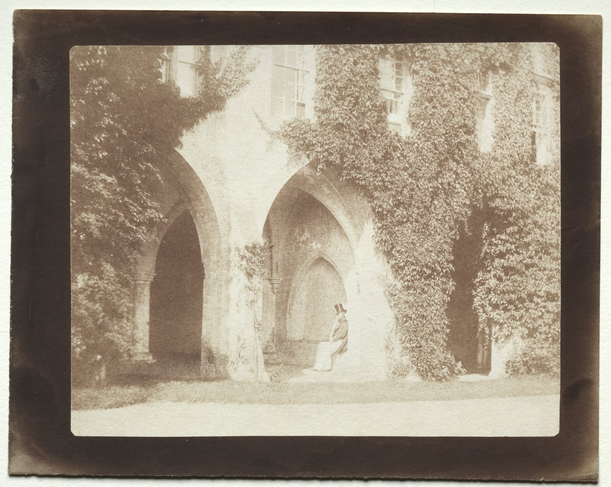 Calvert Jones sitter i sakristian i Lacock Abbey av William Henry Fox Talbot