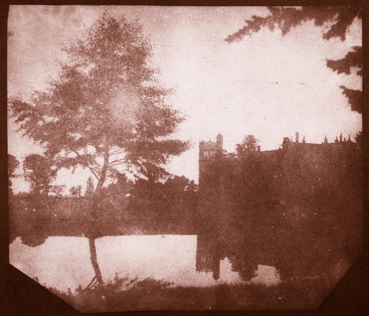 Lacock Abbey i reflektion, ca 1840 (saltpapperstryck från kalotypnegativ) av William Henry Fox Talbot