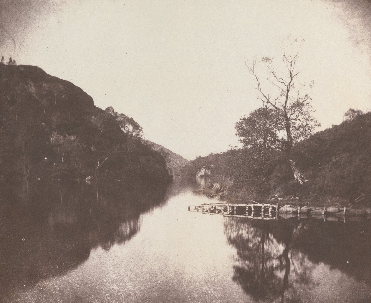 Brygga vid Loch Katrine, scen ur "Sjöns dam" av William Henry Fox Talbot