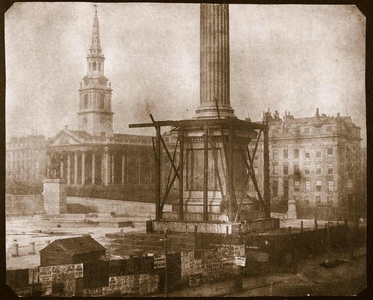 Nelsons kolumn under uppbyggnad, ca 1841 (saltpapperstryck från kalotypnegativ) av William Henry Fox Talbot