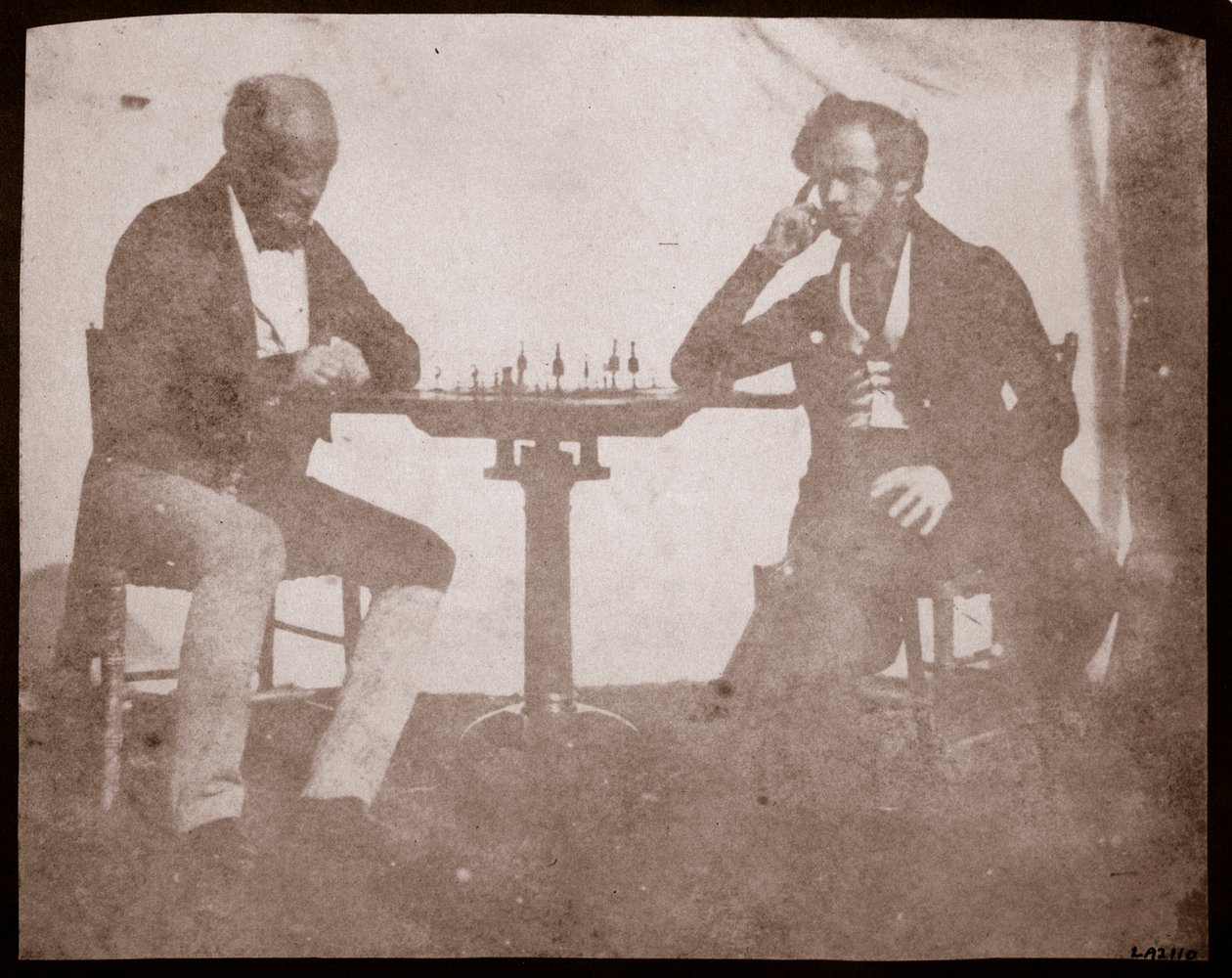 Nicolaas Henneman överväger sitt drag i ett parti schack, september 1841 (saltpapperstryck från kalotypnegativ) av William Henry Fox Talbot