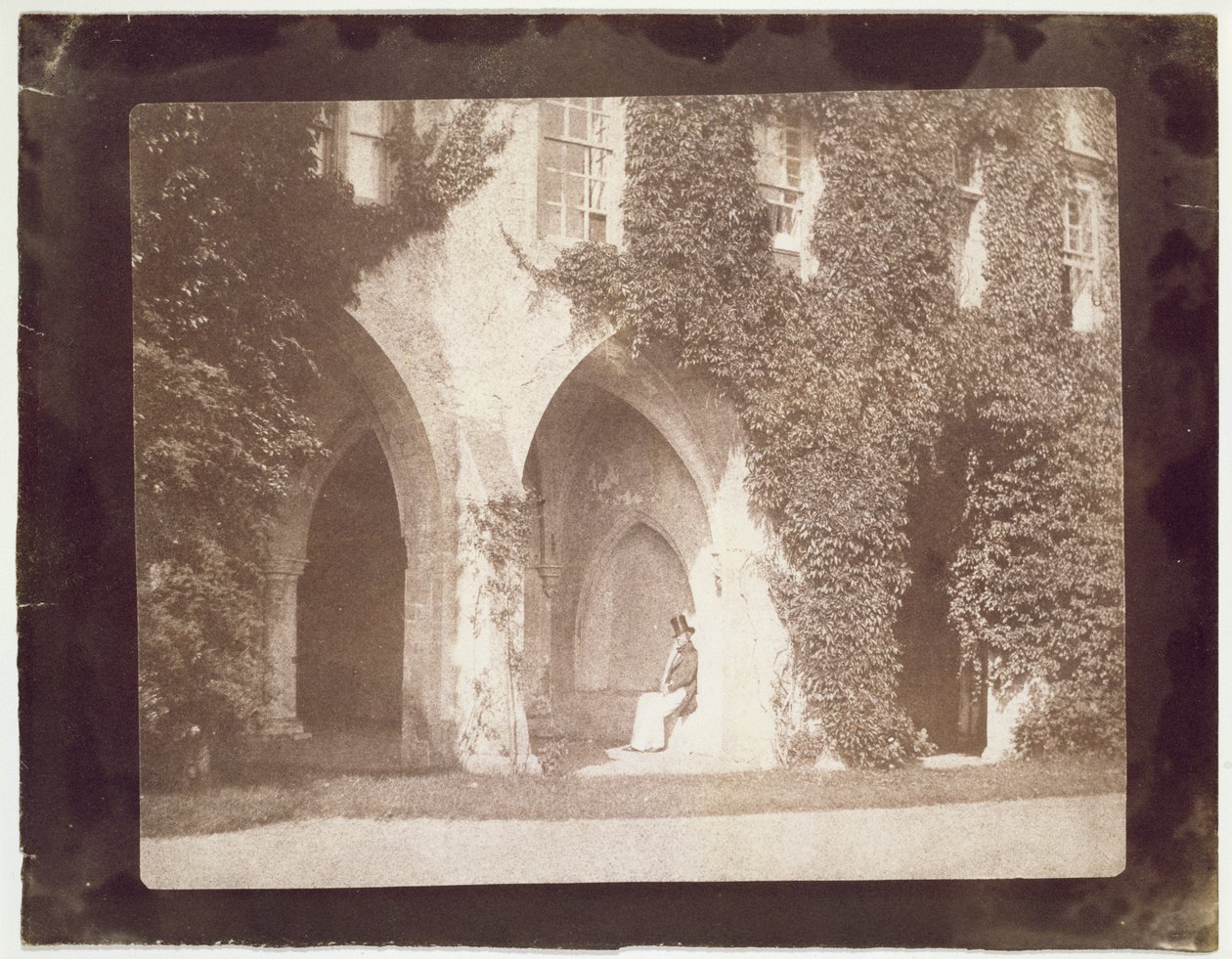 Pastor Calvert Jones sittande i The Cloisters, Laycock Abbey, c.1847 (Salt Paper Print från Calotype Negative) av William Henry Fox Talbot