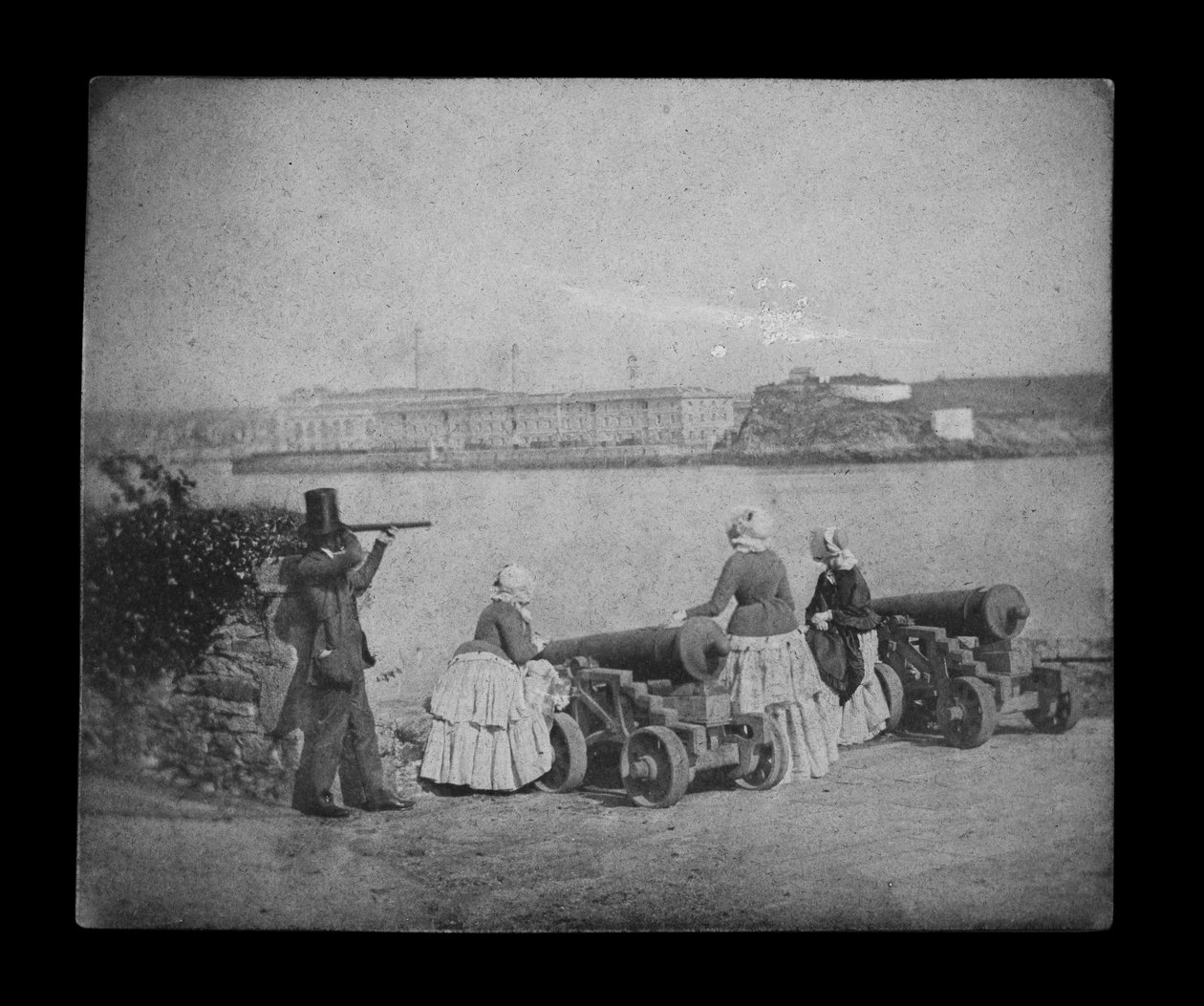 Royal William Victualling Yard, Plymouth, från Mount Edgecombe. Inverterad digital fil för att skapa svartvitt positiv. av William Henry Fox Talbot
