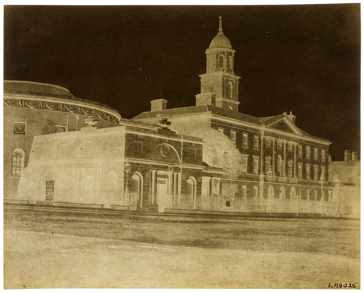 The Lying-In Hospital och nya samlingslokaler med Rotunda, Dublin (Paper Negative-Camera) av William Henry Fox Talbot