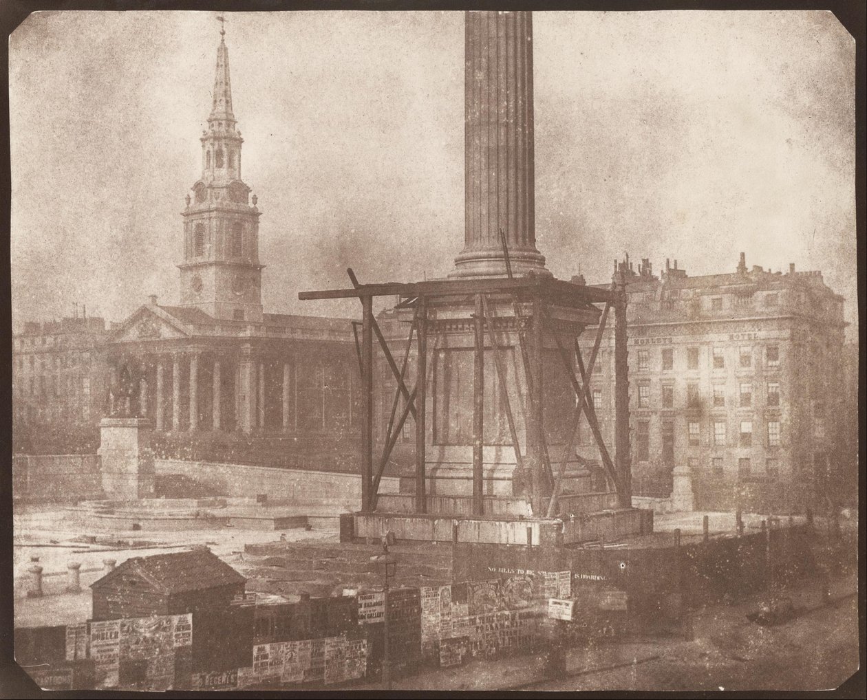Nelsonkolonnen på Trafalgar Square under uppförande av William Henry Fox Talbot