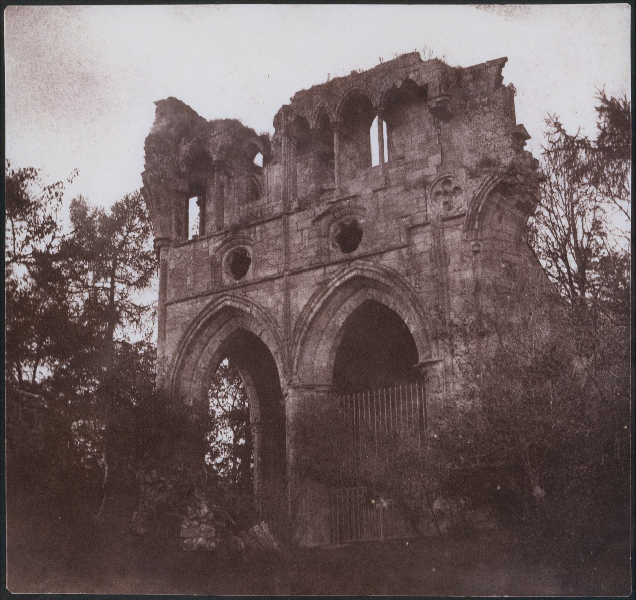 Sir Walter Scotts grav i Dryburgh Abbey av William Henry Fox Talbot