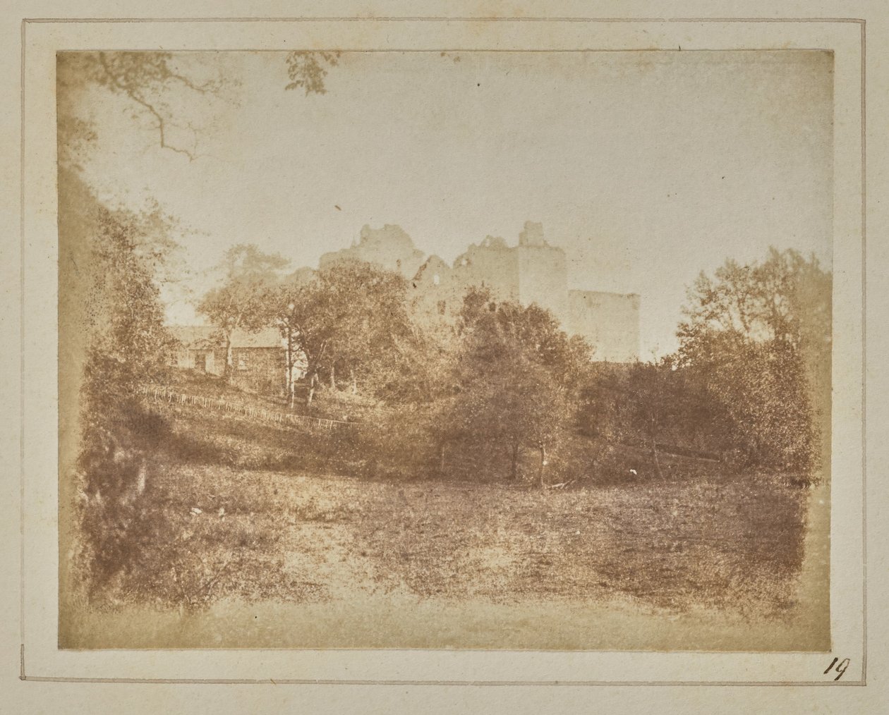 Samma vy från andra sidan [Doune Castle] av William Henry Fox Talbot