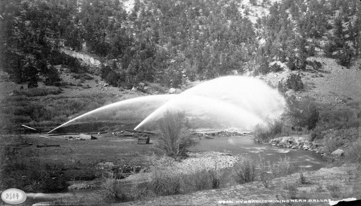 Hydraulisk gruvdrift nära Dallas, ca 1882-1900 av William Henry Jackson