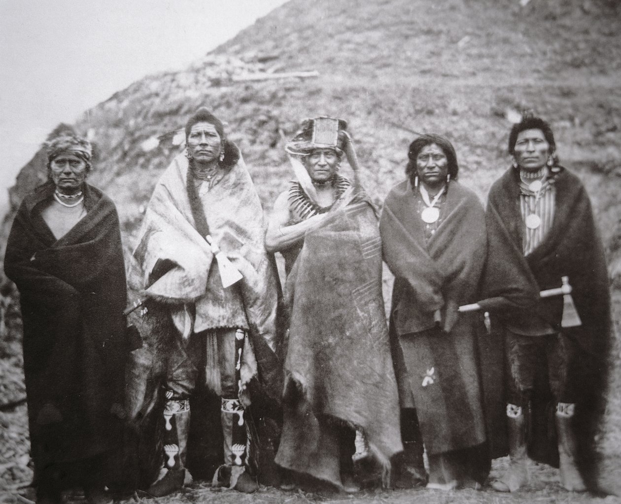 Pawnee-människor framför en jordloge, ca 1869 (s/v-foto) av William Henry Jackson