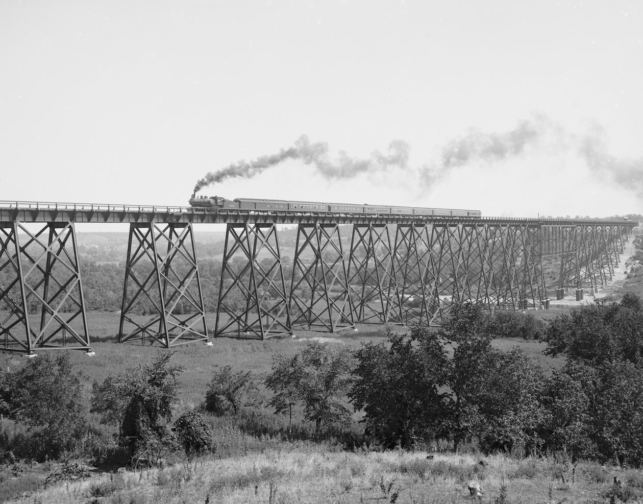 Järnvägsbron över floden Des Moines, ca 1900 (s/v foto) av William Henry Jackson